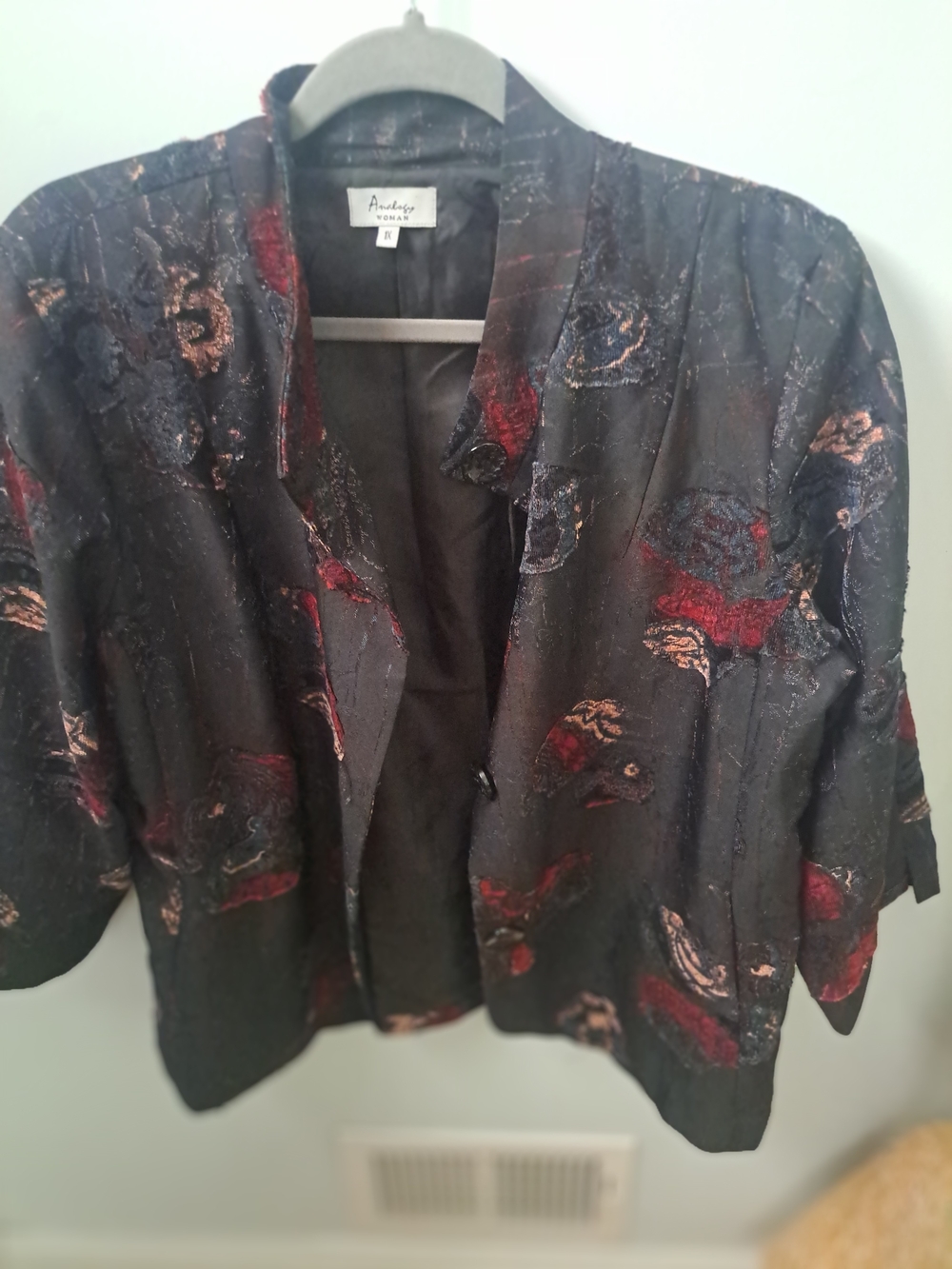 Elegant black blazer with a red and blue floral brocade pattern. This size 1X ga
